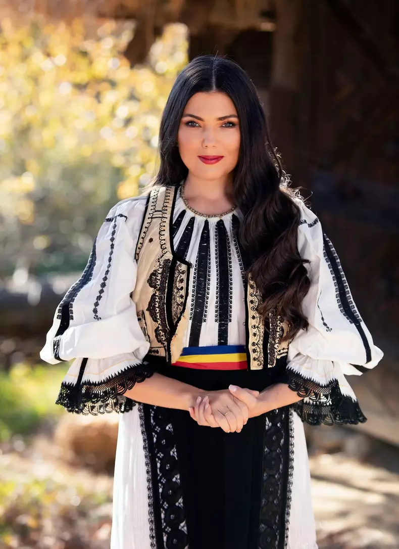 paula-seling-port-traditional