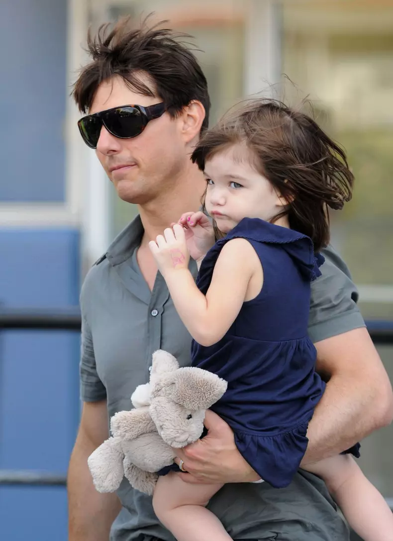 Tom Cruise strolls through Manhattan with Suri in his arms! 1/1