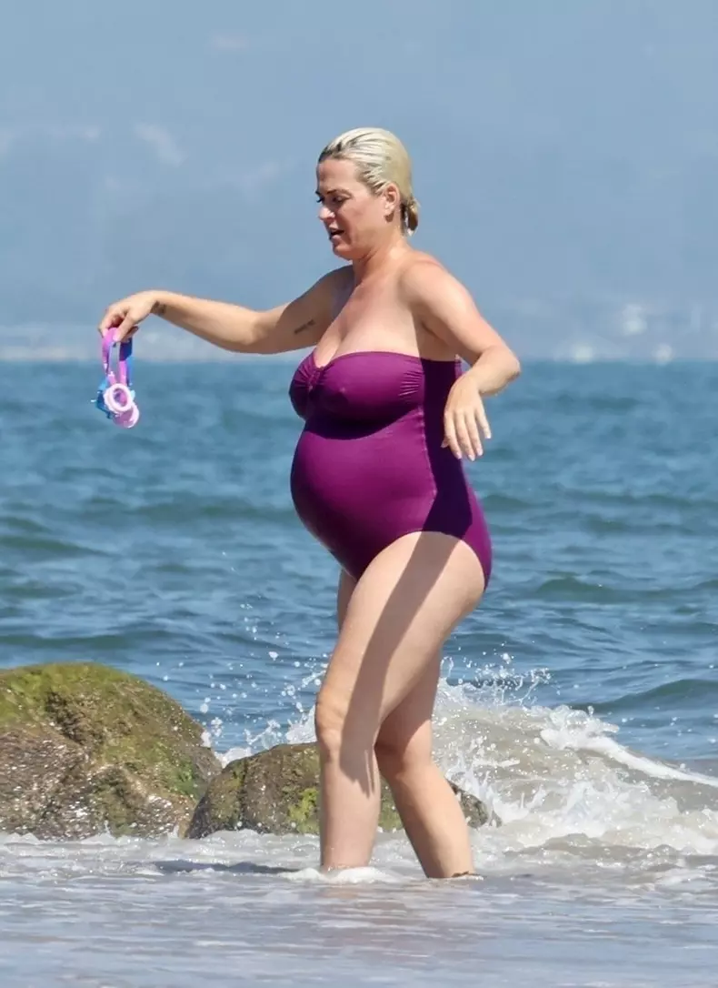 *PREMIUM-EXCLUSIVE* Heavily pregnant Katy Perry slips into a plum one-piece for a swim in Malibu *WEB EMBARGO UNTIL 9 AM PDT ON JULY 14, 2020*