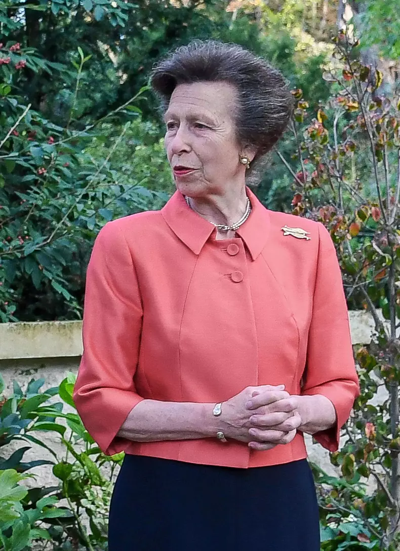 La princesse Anne d'Angleterre a planté le premier arbre étranger dans le cadre du Queens Green Canopy (la Canopée Verte de la Reine) à l'ambassade d'Angleterre de Paris