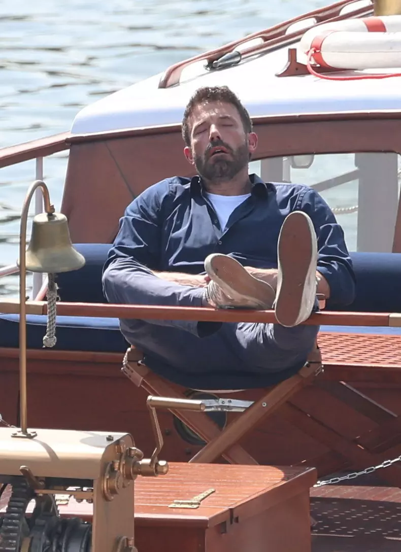 Imagini virale cu Ben Affleck dormind cu gura deschisă în luna de miere. Explicația se află în contractul prenupțial impus de JLo