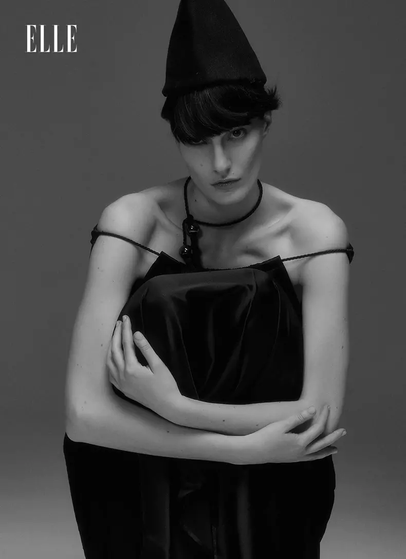 Rochie Max Mara, pălărie din recuzita stilistei.