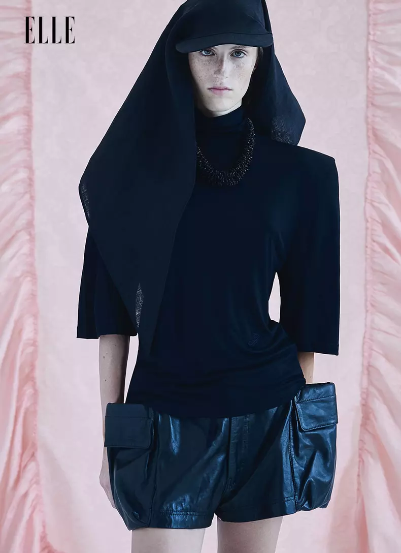 Top Jacquemus și pantaloni scurți R13, ambele magazinul Entrance; șapcă Ruslan Baginskiy, www.zalando.ro; colier din recuzita stilistei.