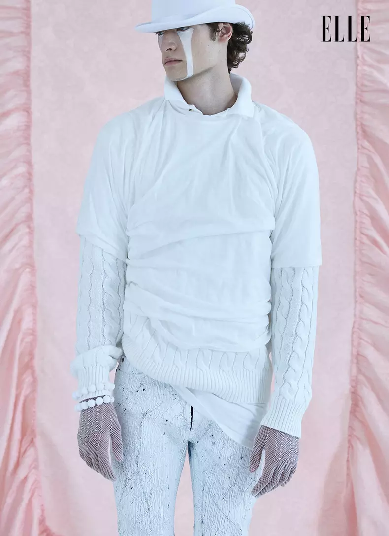 Polo din recuzita stilistei; pulover Polo Ralph Lauren și pantaloni MM6 Maison Margiela, ambele www.zalando.ro; top DRKSHDW, magazinul Entrance; pălărie și brățări, magazinul Carnaval Fiesta; mănuși din recuzita stilistei.