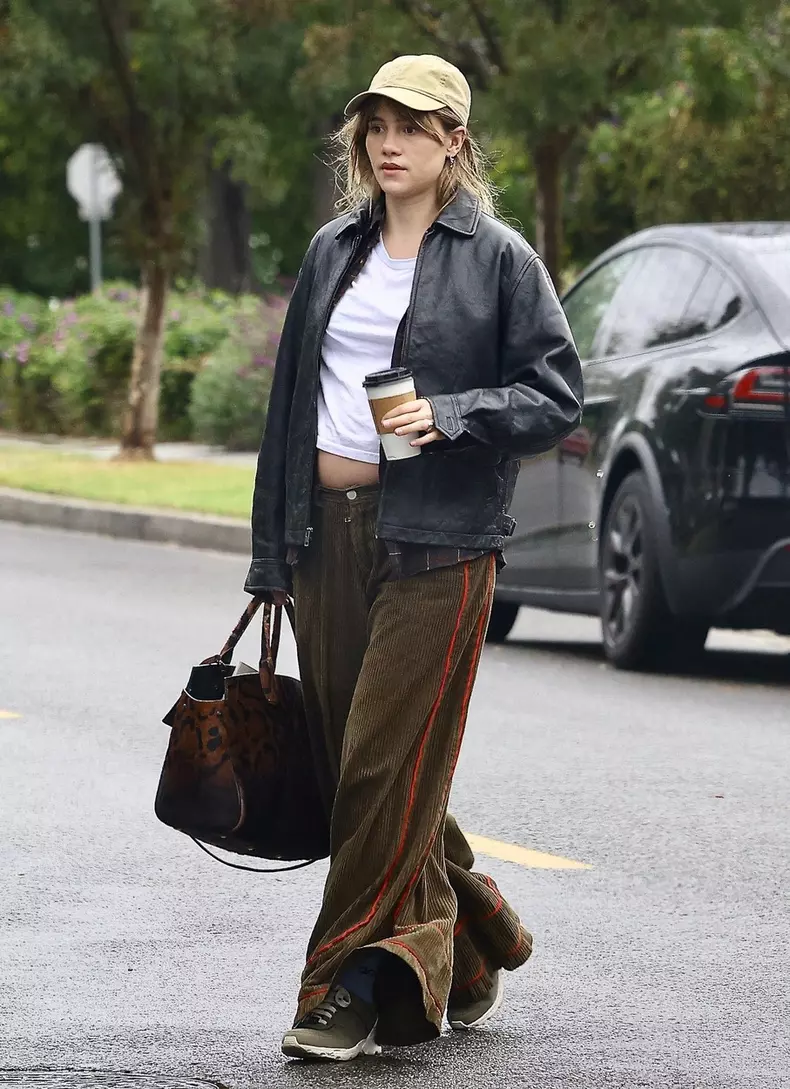 *EXCLUSIVE* Suki Waterhouse gets Soaked visiting a friend on a Rainy Day in LA
