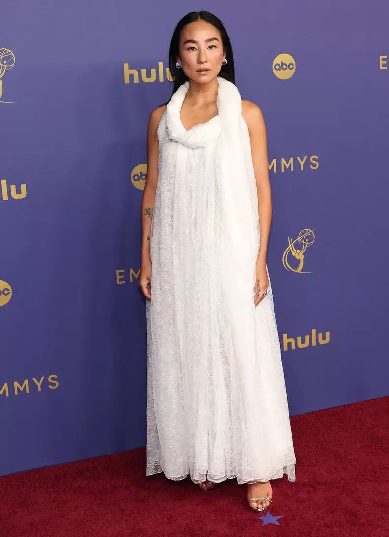Greta Lee (ținută Loewe)