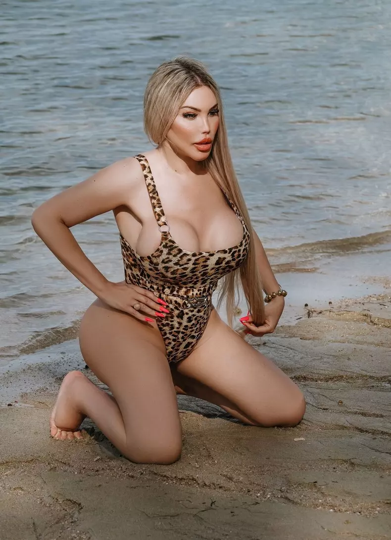 Jessica Alves showcased her amazing new look wearing her sexy animal printed swimsuit out on the beaches of Thailand.