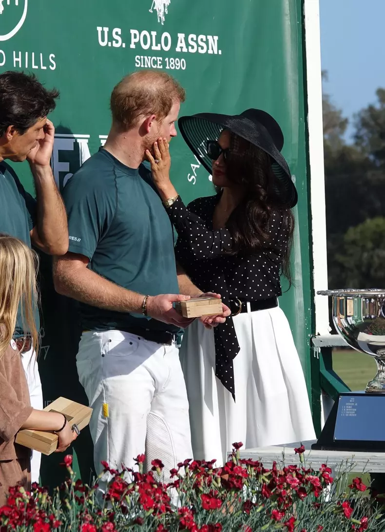 *PREMIUM-EXCLUSIVE* Meghan Markle kisses Prince Harry as she presents him with a polo trophy