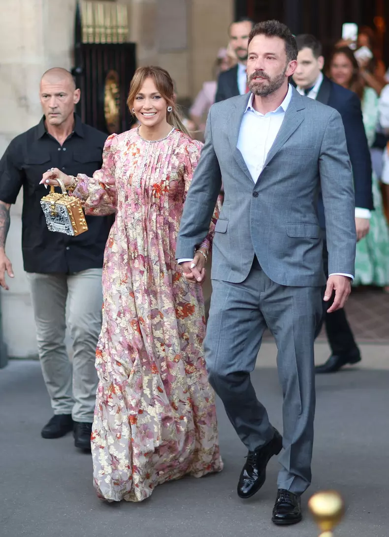 Ben Affleck et sa femme Jennifer Affleck (Lopez) quittent l'hôtel Crillon pour aller dîner avec leurs enfants respectifs Seraphina, Violet, Maximilian et Emme au restaurant "Cheval Blanc" lors de leur lune de miel à Paris