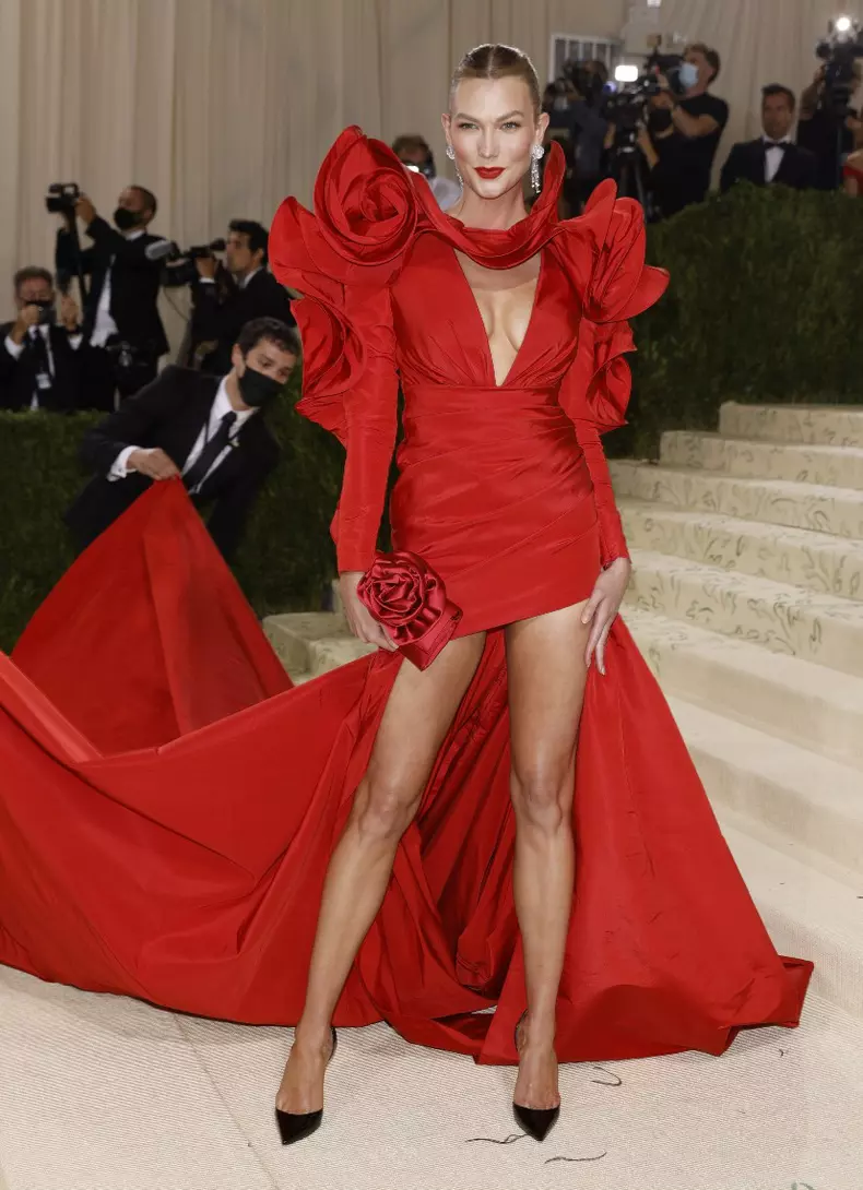 Karlie Kloss în Carolina Herrera