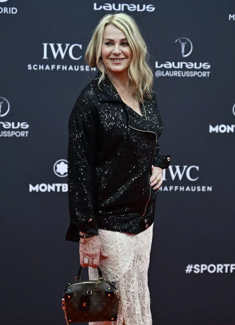 nadia comaneci in sacou negru