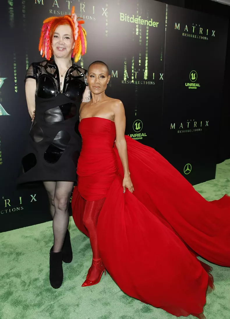 Jada Pinkett Smith, ravisantă într-o rochie roșie de prințesă, la premiera noului „Matrix”