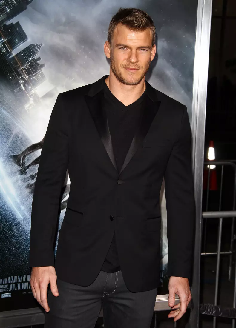 Alan Ritchson, agresat sexual de un fotograf 