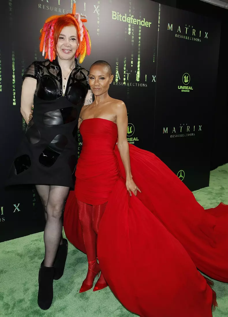 Jada Pinkett Smith, ravisantă într-o rochie roșie de prințesă, la premiera noului „Matrix”