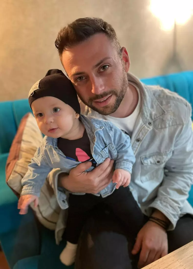 radu-andrei-tudor-alaturi-de-fiul-sau.-cat-de-adorabil-este-micutul-david.-este-si-primul-paste-al-copilului-nostru-1