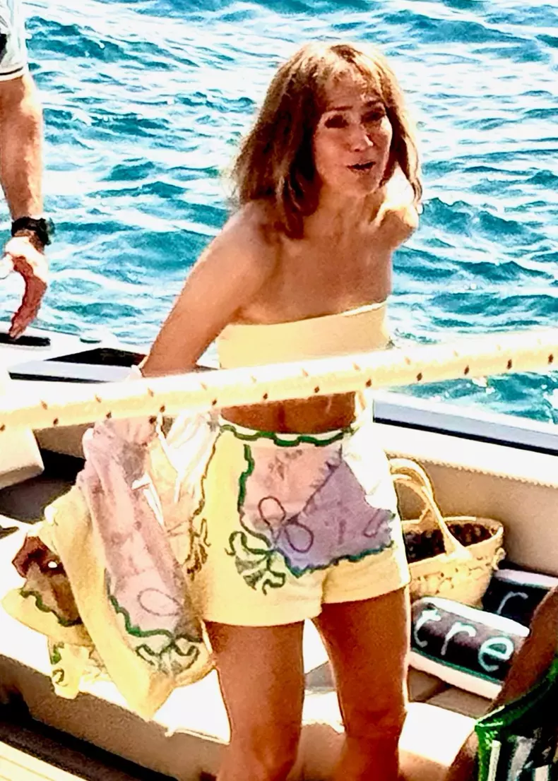 *PREMIUM-EXCLUSIVE* Jennifer Lopez Surfaces in Italy Solo Amid Ben Affleck Marriage Trouble