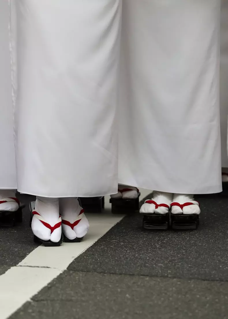 Dansatoare purtând sandale tradiționale japoneze