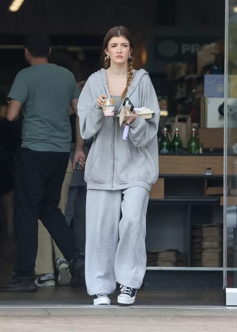 *EXCLUSIVE* Sami Sheen Grabs A Smoothie at LA's Erewhon Market