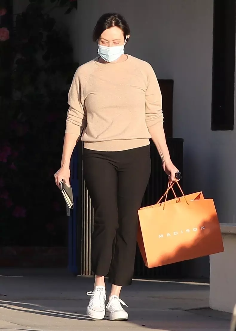 *EXCLUSIVE* Shannen Doherty goes shopping in Malibu with her mother