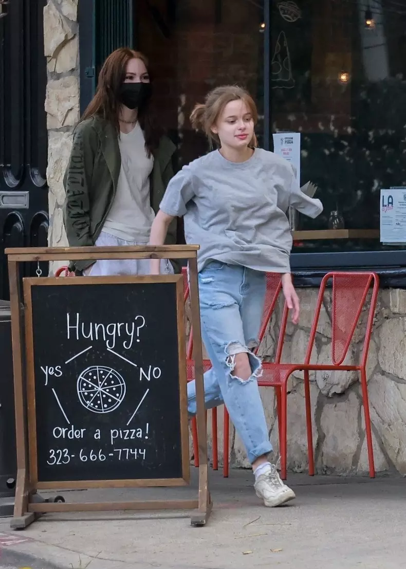*EXCLUSIVE* Vivienne Jolie-Pitt and Knox Leon Jolie-Pitt make a pizza run for dinner