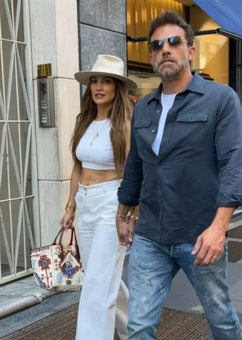*PREMIUM-EXCLUSIVE* Jennifer Lopez & Ben Affleck Making Out in Milan But They've Got Company