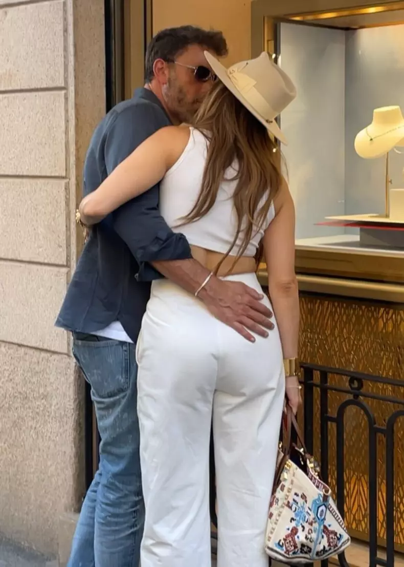 *PREMIUM-EXCLUSIVE* Jennifer Lopez & Ben Affleck Making Out in Milan But They've Got Company