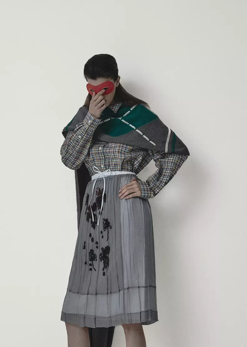 Cămașă Jean Paul Gaultier și fustă Victoria Beckham, ambele magazinul APARTERRE.