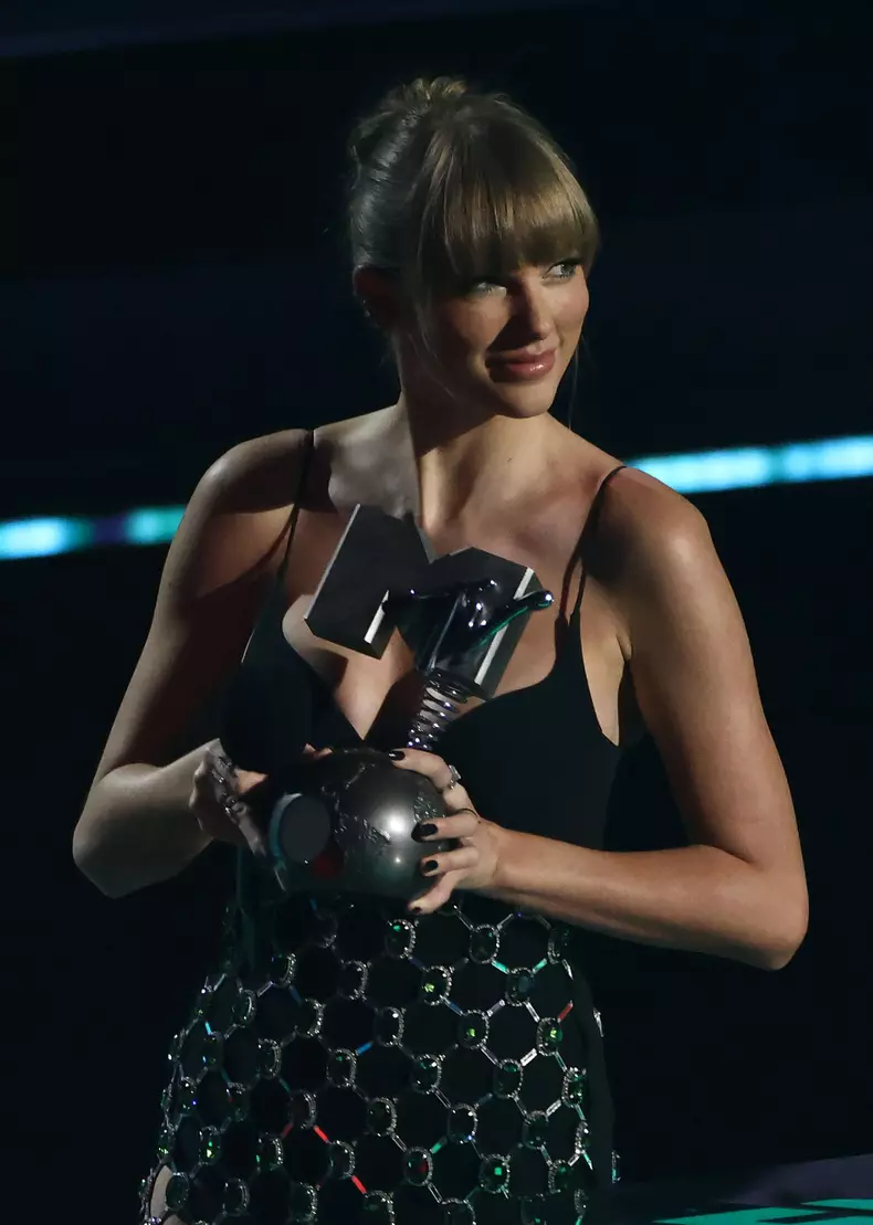 A întors toate privirile. Taylor Swift, în cea mai îndrăzneață ținută de până acum, pe covorul roșu de la MTV EMA