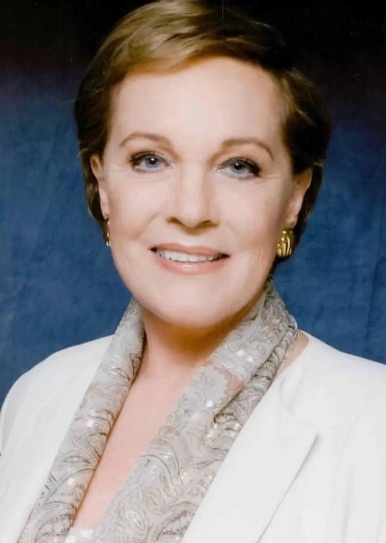 Lady Whistledown este dublată de Julie Andrews în Bridgerton