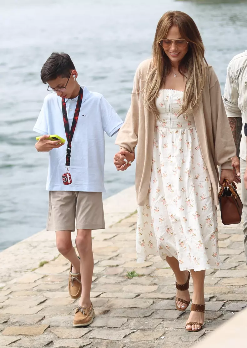 Ben Affleck et sa femme Jennifer Affleck (Lopez) font un croisière sur la seine avec leurs enfants respectifs Seraphina, Violet, Maximilian et Emme lors de leur lune de miel à Paris