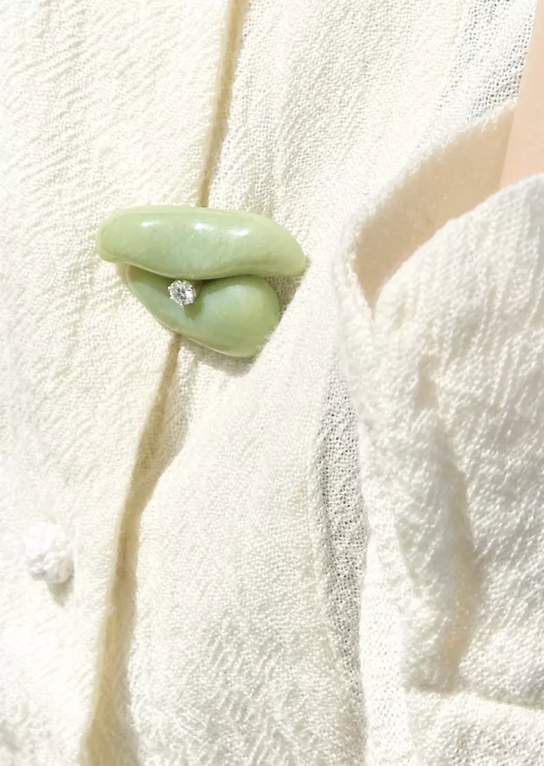 Broșă, Chelsea Xiaoyu Li