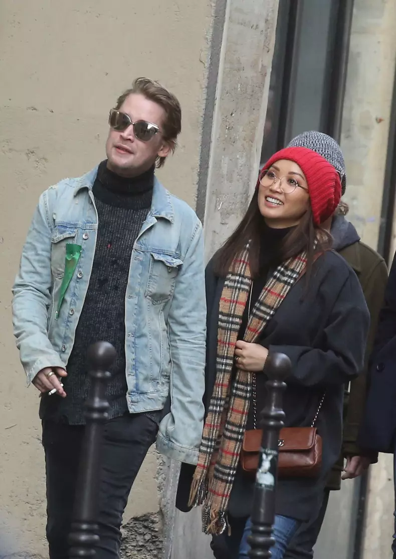 Exclusif - Prix Spécial - No web - No blog - Macaulay Culkin et sa compagne Brenda Song et Seth Green et sa femme Clare Grant se promènent avec Paris Jackson dans les rues de Paris