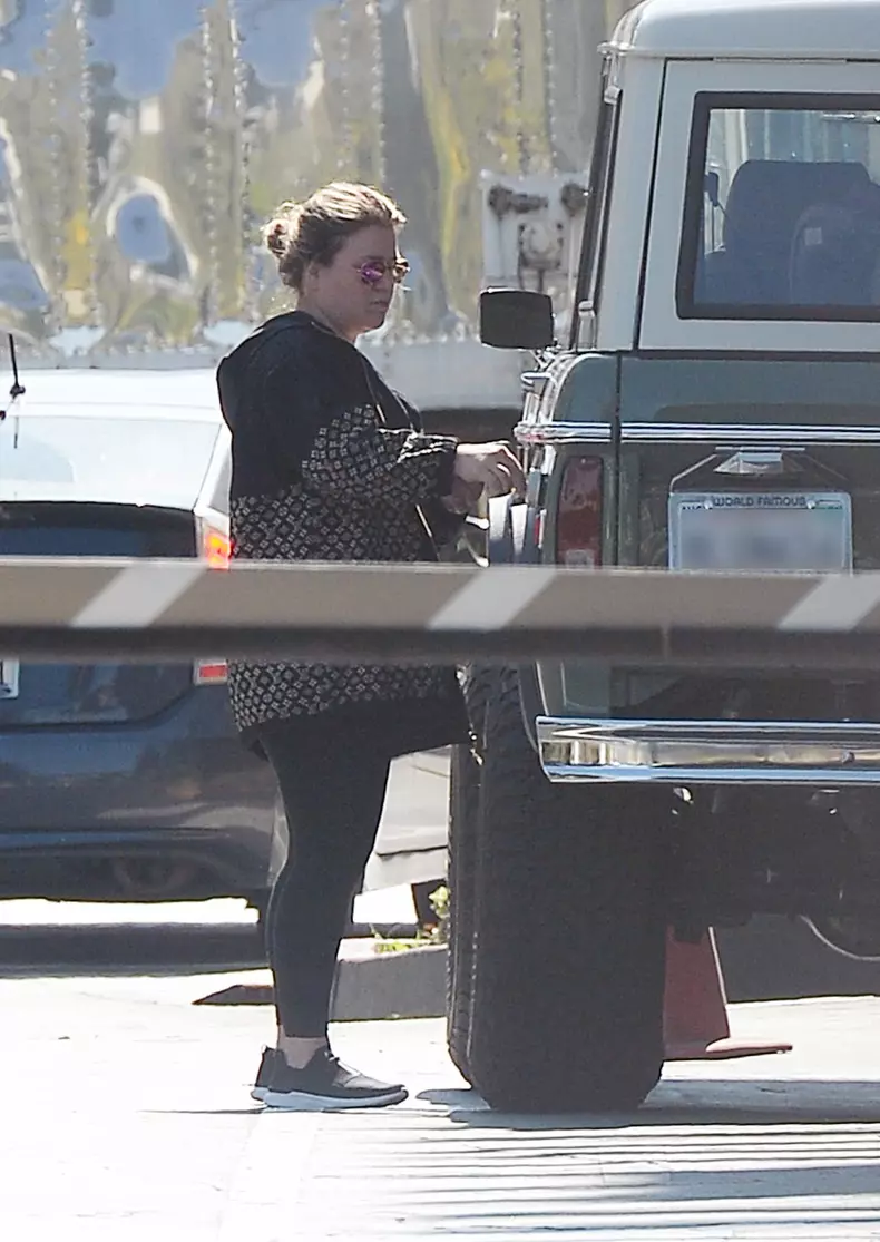 Kelly Clarkson is Spotted Stepping Out in Los Angeles.