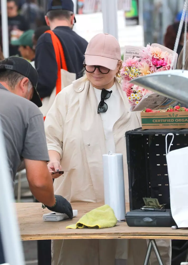 Sia shops at Studio City Farmers Market