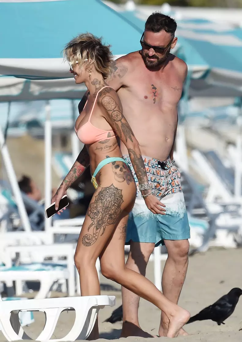 *NO WEB UNTIL 1PM EDT 2ND SEPT PREMIUM EXCLUSIVE* Brian Austin Green and Tina Louise get into their swimsuits for a beach date