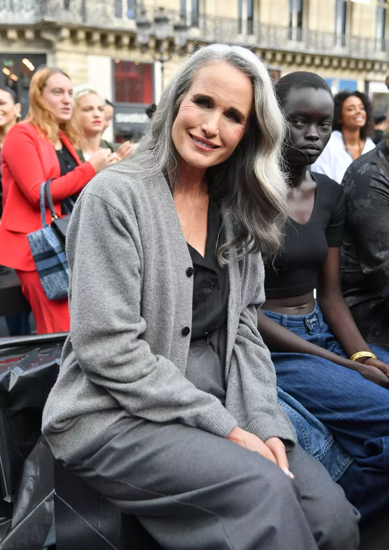 Exclusif - Personnalités en backstage du défilé "Walk Your Worth" de L'Oréal devant l'Opéra Garnier lors de la fashion week PAP femme printemps/été 2025 à Paris