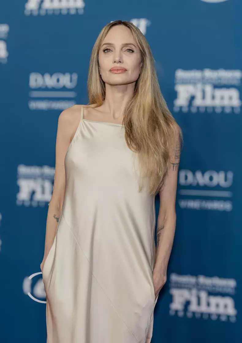 Angelina-jolie-a-slabit-prea-mult