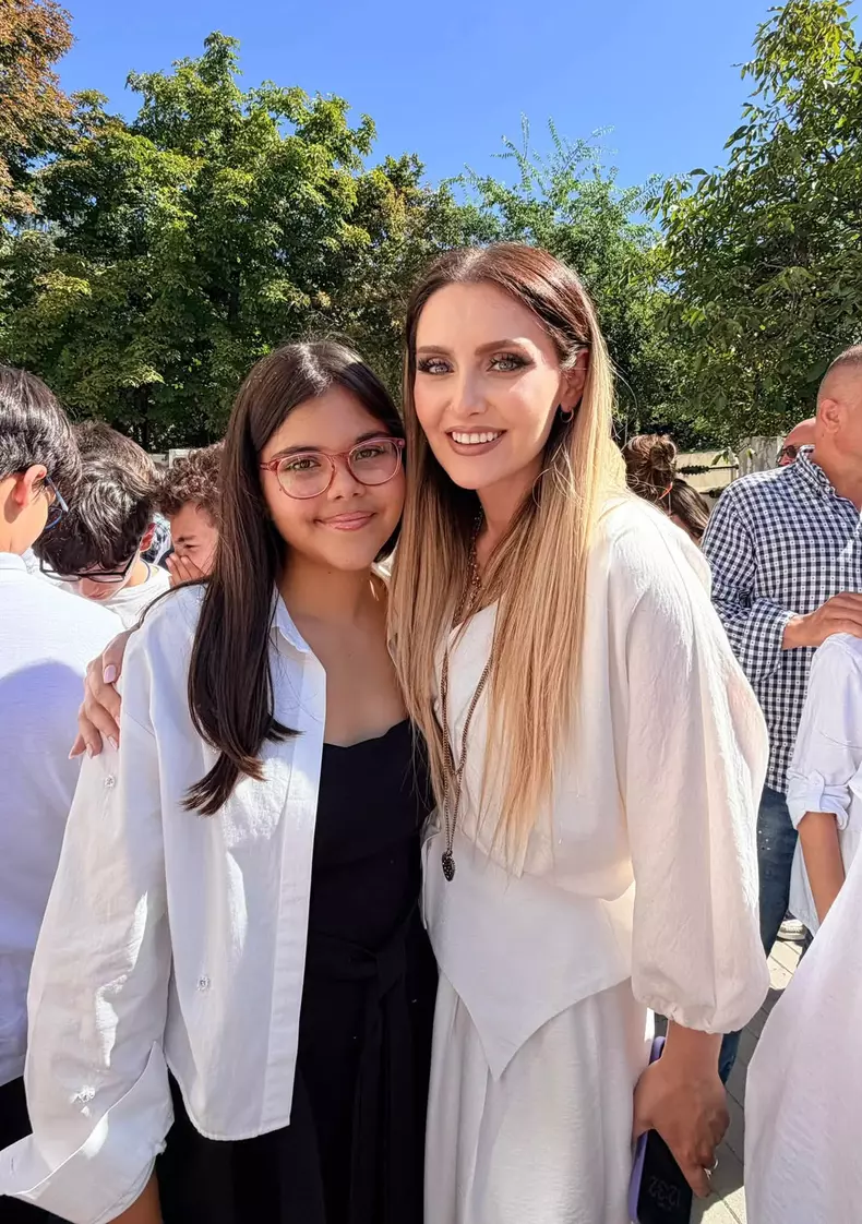 Alina Sorescu alături de fetele sale în prima zi de școală (5)