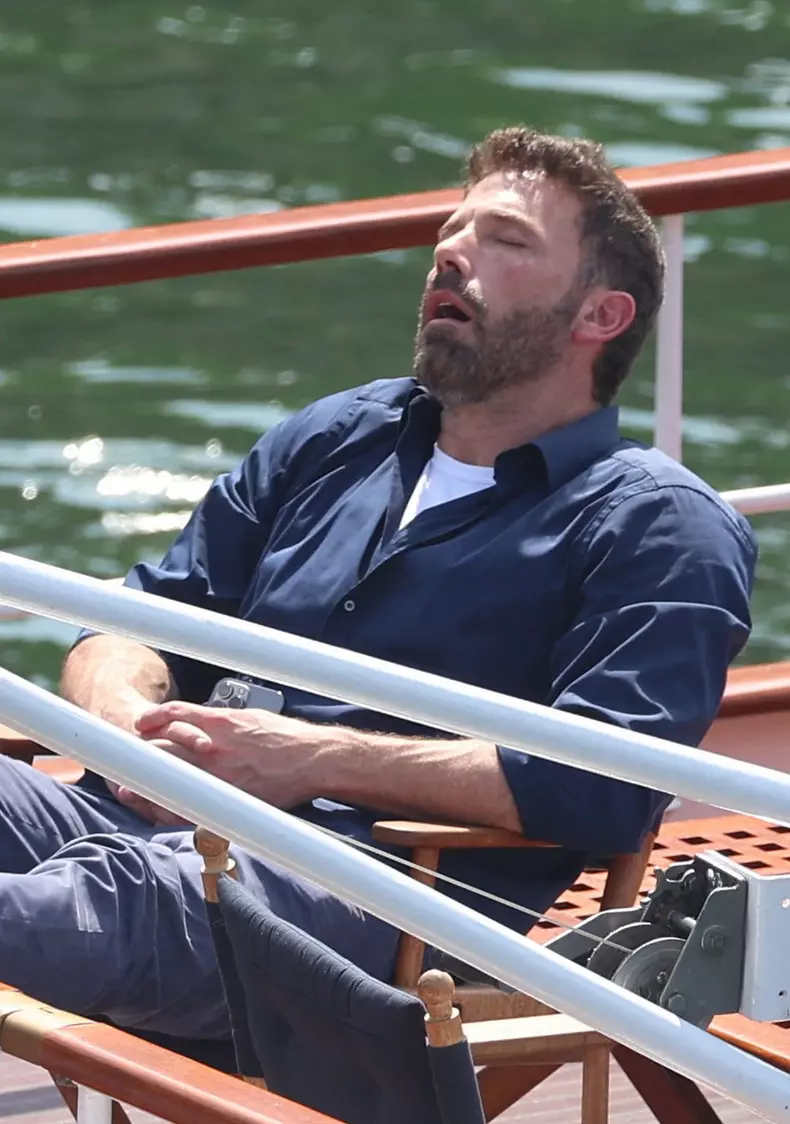 Imagini virale cu Ben Affleck dormind cu gura deschisă în luna de miere. Explicația se află în contractul prenupțial impus de JLo