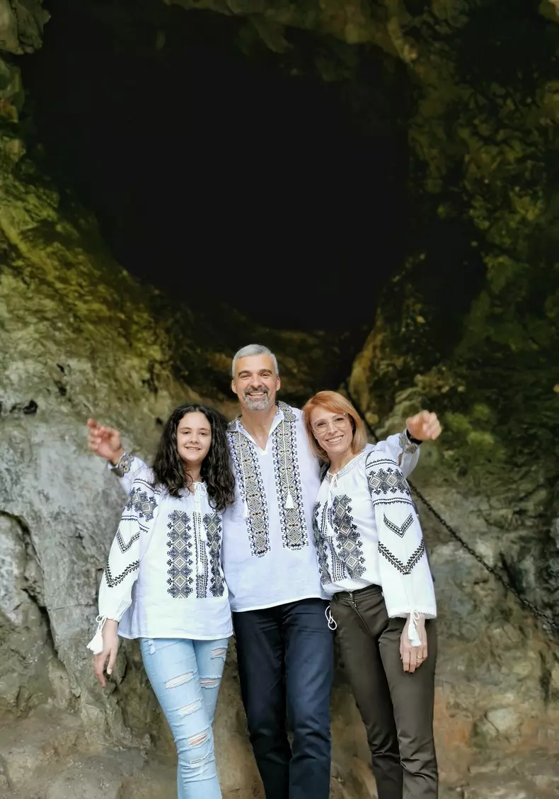 Aurelian Temișan, Monica Davidescu și fiica lor, Dora