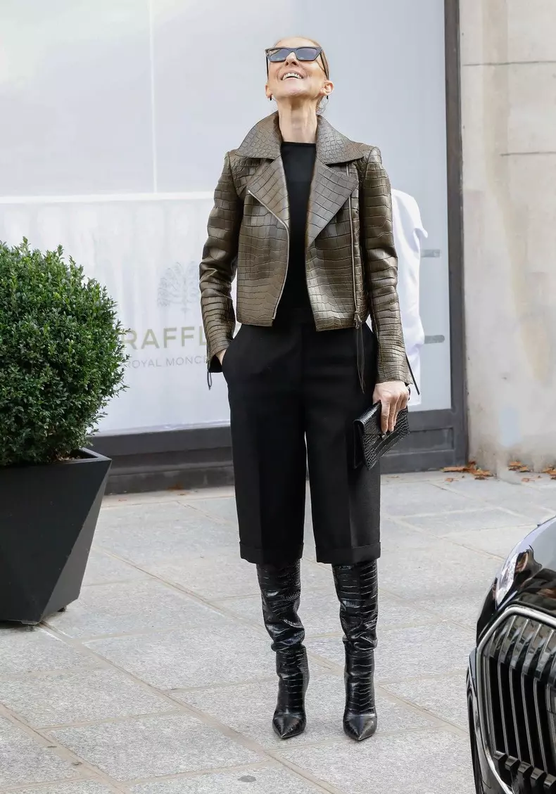 Céline Dion acclamée par ses fans à la sortie du palace Royal Monceau à Paris