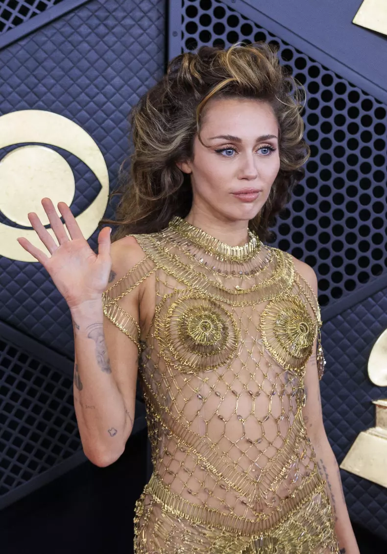 Miley Cyrus, într-o rochie transparentă la Premiile Grammy 2024