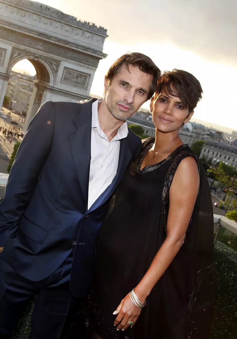 Exclusif - Halle Berry enceinte et Olivier Martinez posent sur la terrasse Publicis a l'occasion du Champs-Elysees film festival a Paris