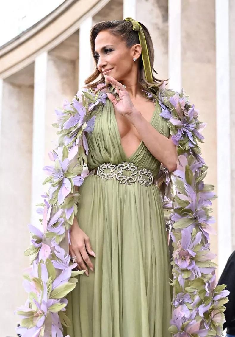 Jennifer Lopez arrive au défilé Elie Saab Haute Couture Printemps/Été 2024 dans le cadre de la Fashion Week de Paris (PFW)