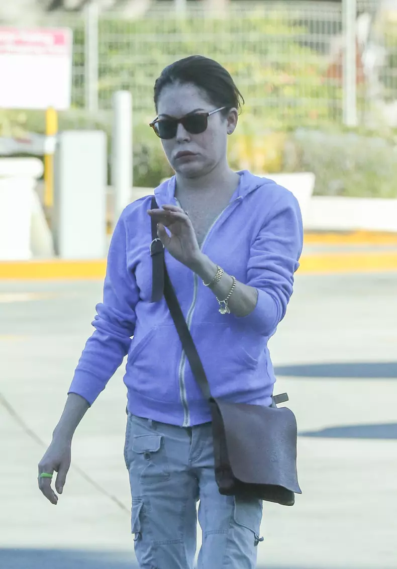 Exclusive... Unrecognizable Lara Flynn Boyle Shops At Ralphs ***NO WEB USE W/O PRIOR AGREEMENT - CALL FOR PRICING***
