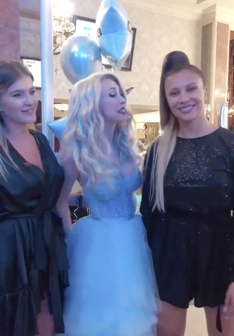 Andreea Bălan și Lora (dreapta)