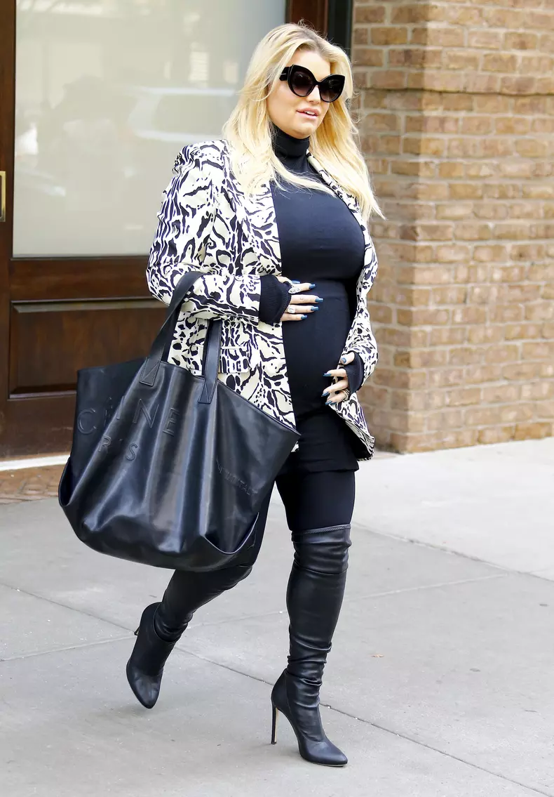 Jessica Simpson, enceinte, quitte son hôtel dans le quartier de Tribeca à New York