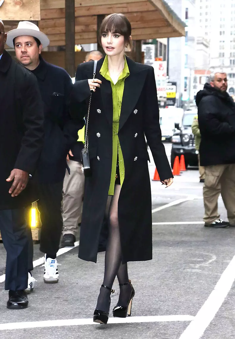 Lily Collins se promène à New York