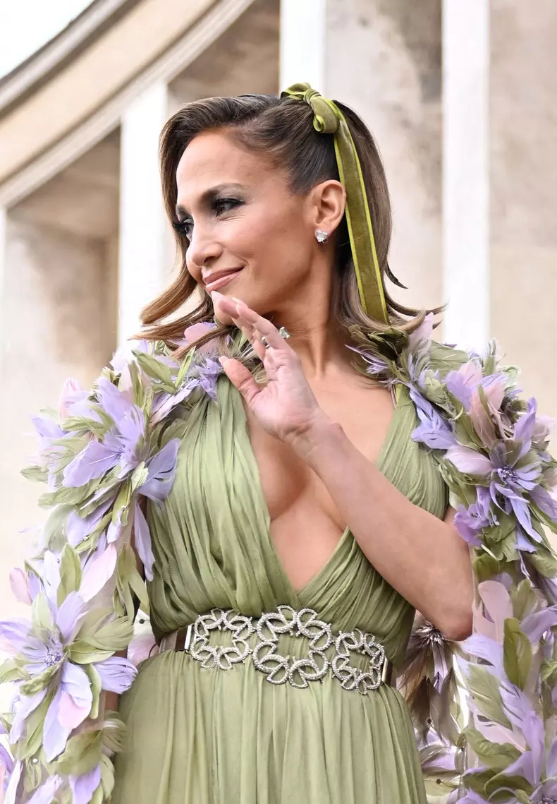 Jennifer Lopez participă la show-ul Elie Saab Haute Couture primăvarăvară 2024, în cadrul Săptămânii Modei de la Paris, pe 24 ianuarie 2024, în Paris, Franț