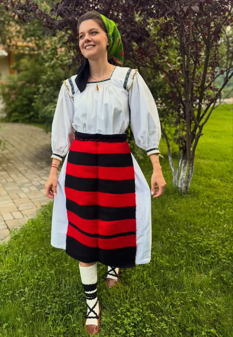 maria mihali in costum popular